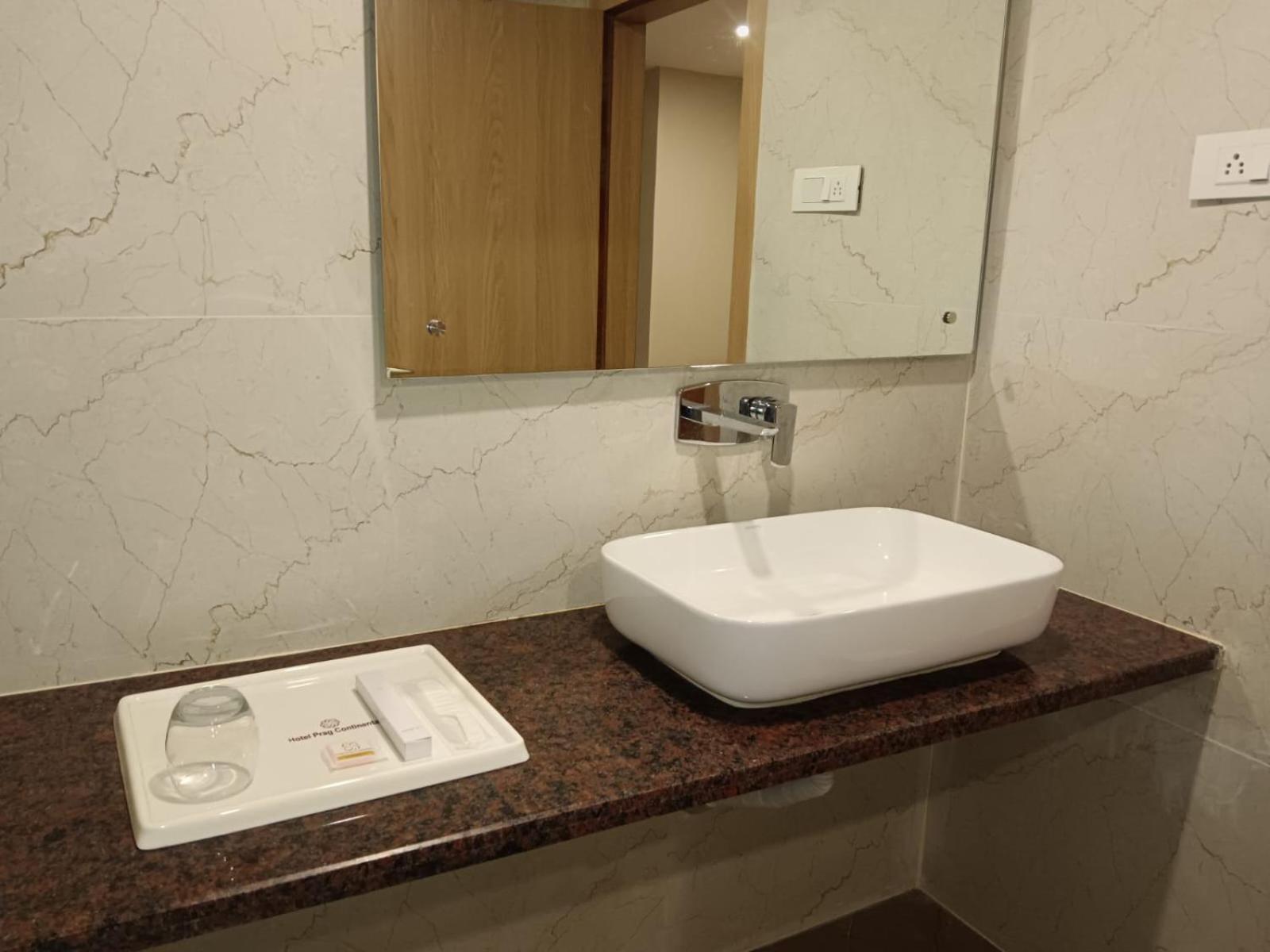 גווהטי Hotel Prag Continental מראה חיצוני תמונה