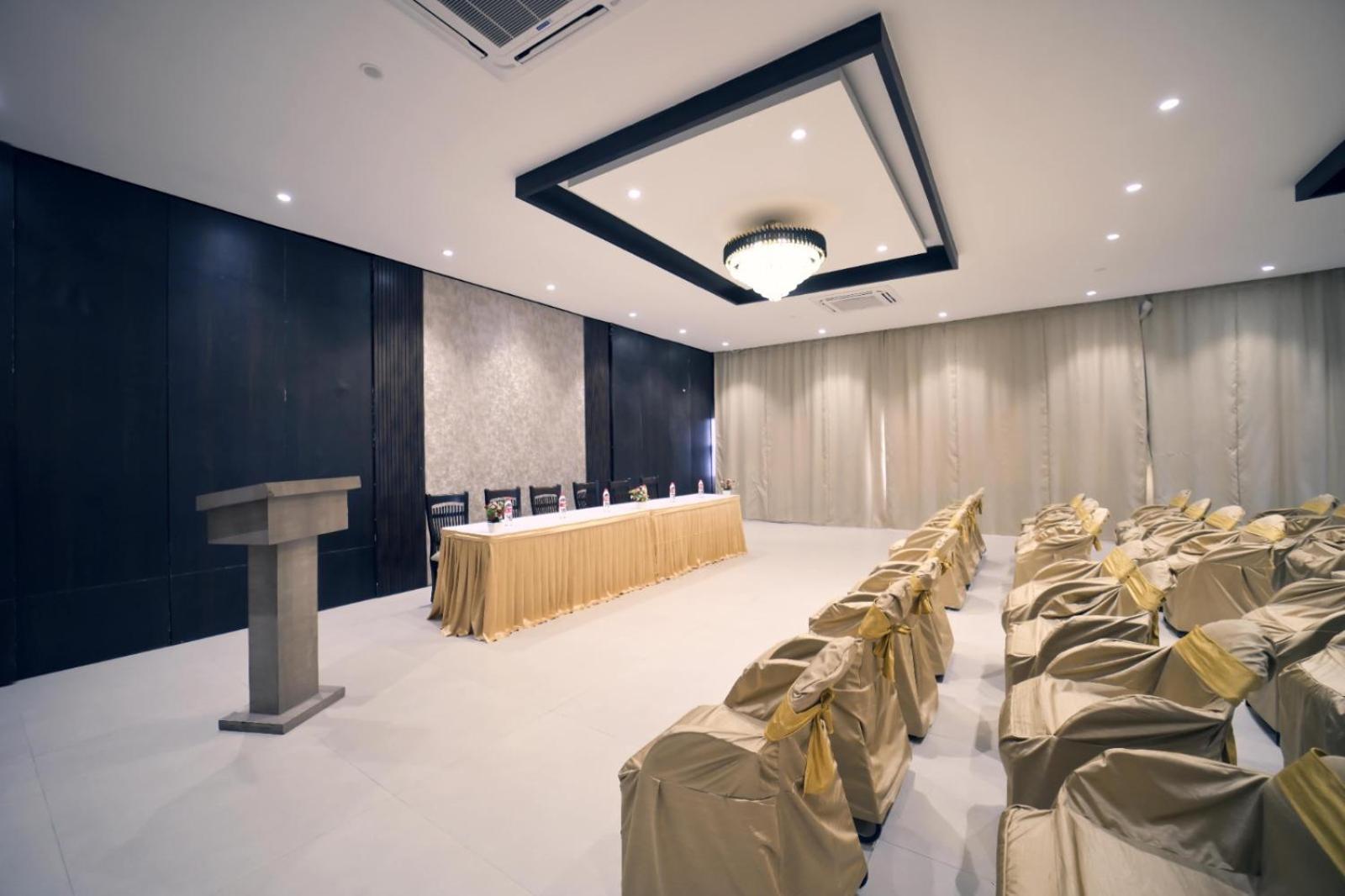 גווהטי Hotel Prag Continental מראה חיצוני תמונה