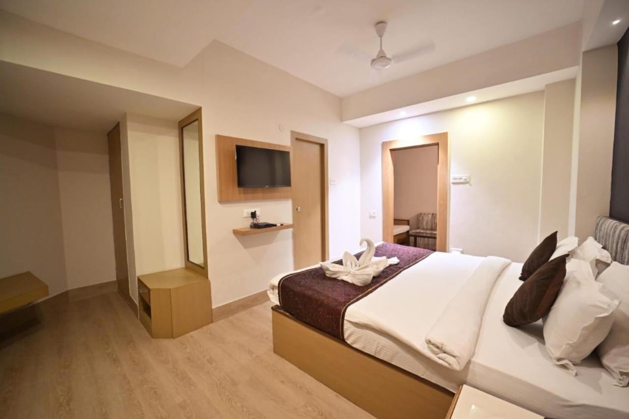 גווהטי Hotel Prag Continental מראה חיצוני תמונה