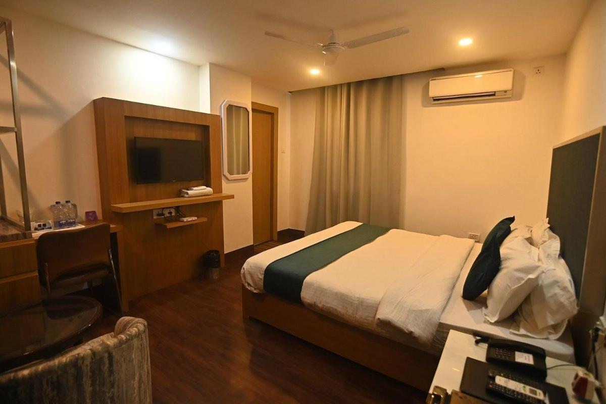 גווהטי Hotel Prag Continental מראה חיצוני תמונה