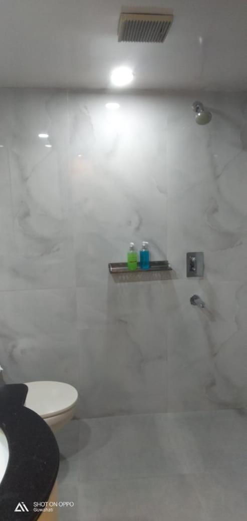 גווהטי Hotel Prag Continental מראה חיצוני תמונה