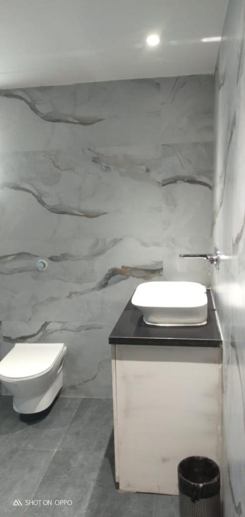 גווהטי Hotel Prag Continental מראה חיצוני תמונה